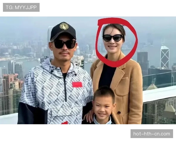 林丹出街拎个小包，包里东西看着能付我房租